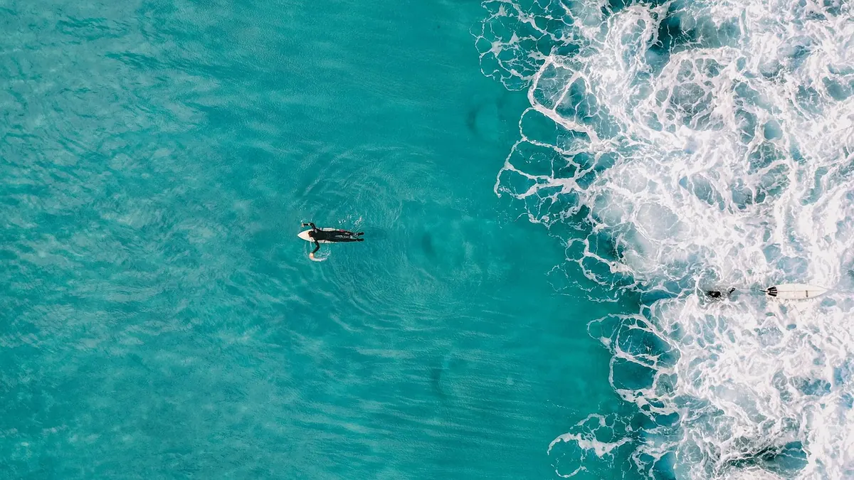 Surfboard Leash Buying Guide: Length, Thickness and Attachment